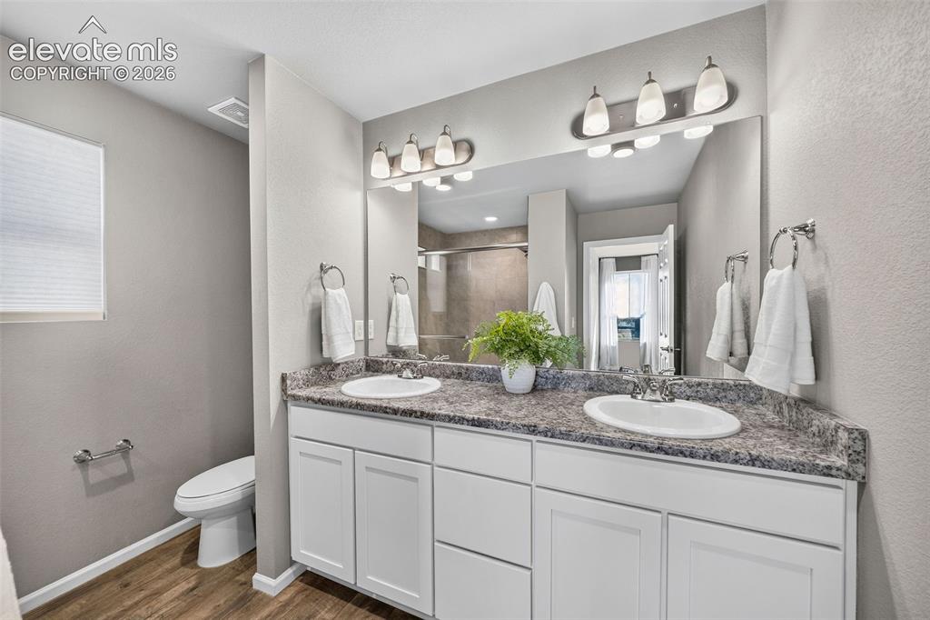 Image 23 of 48: Double sinks are the cornerstone of any happy relationship. No need to scoo