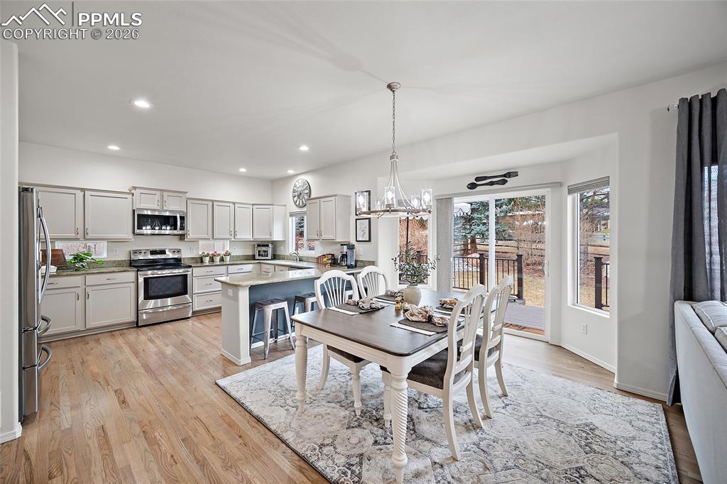 Image 12 of 50: Dining Area