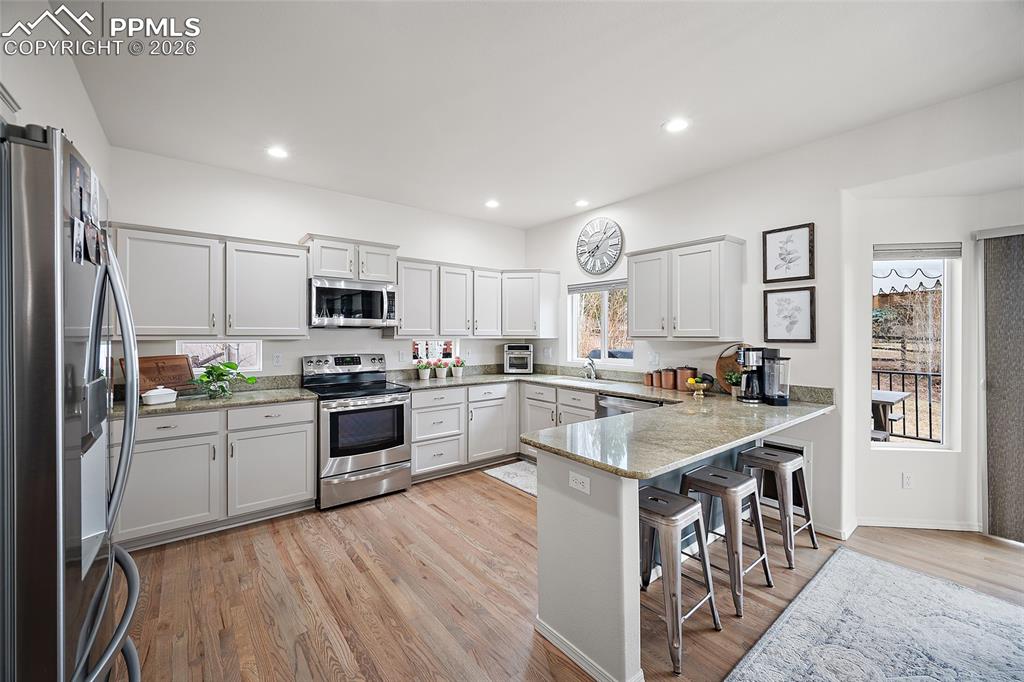 Image 14 of 50: Kitchen