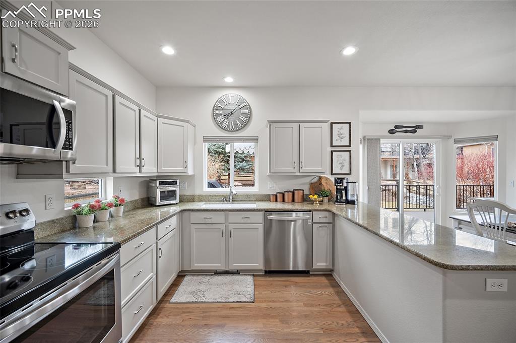 Image 15 of 50: Kitchen