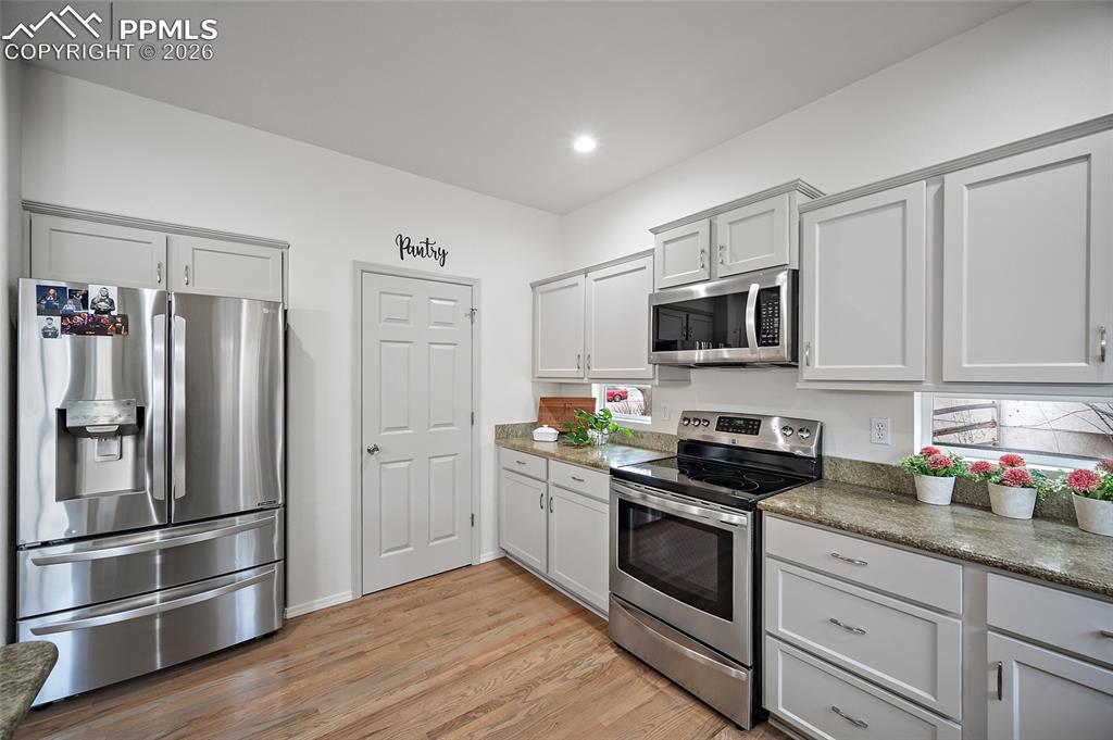 Image 16 of 50: Kitchen