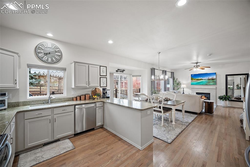 Image 18 of 50: Kitchen