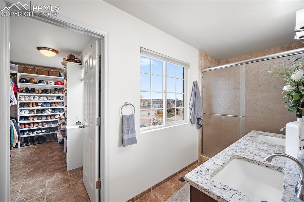 Image 25 of 50: Bathroom