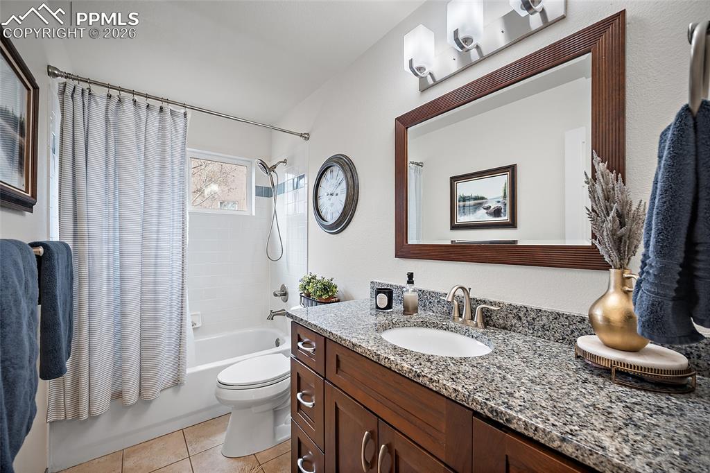 Image 26 of 50: Bathroom