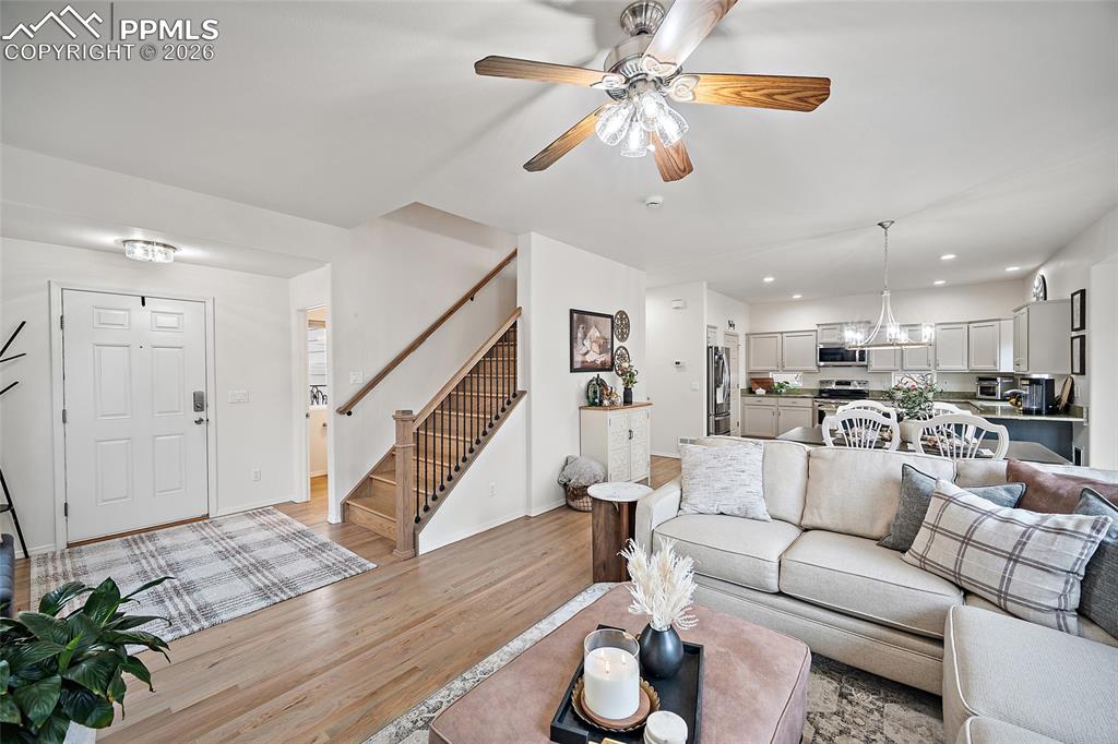 Image 7 of 50: Living Room