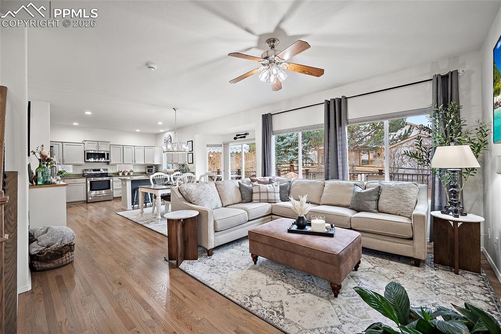 Image 8 of 50: Living Room