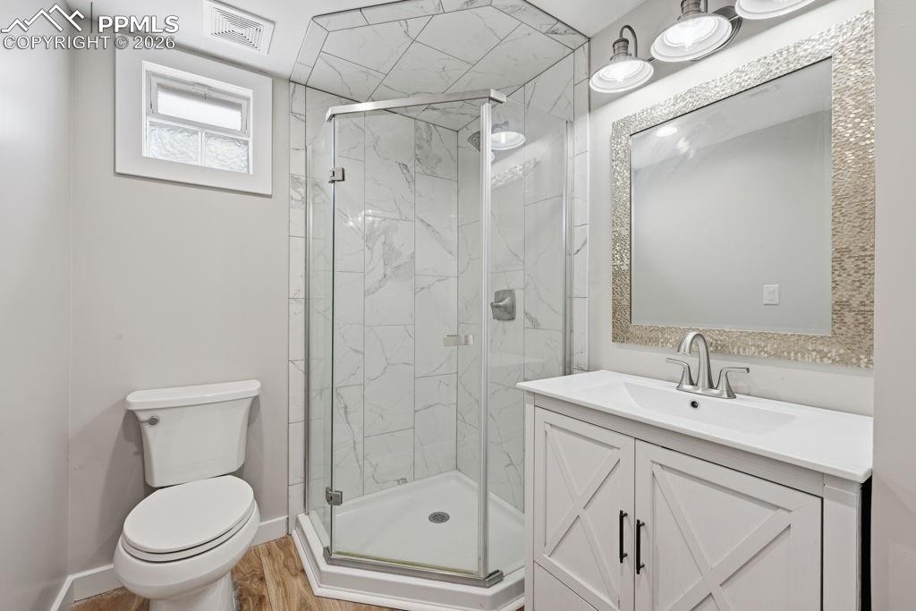 Image 14 of 26: Bathroom