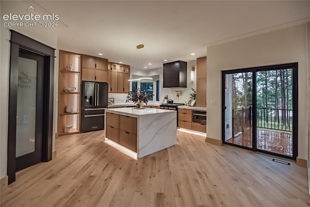 Image 10 of 50: Kitchen