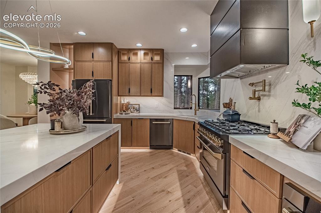 Image 8 of 50: Kitchen