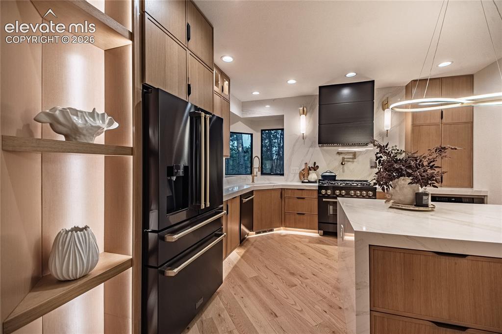 Image 9 of 50: Kitchen