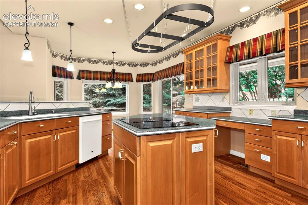 Image 11 of 35: Kitchen