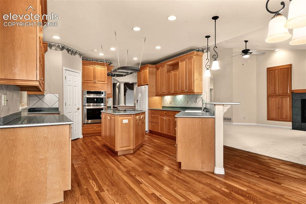 Image 13 of 35: Kitchen