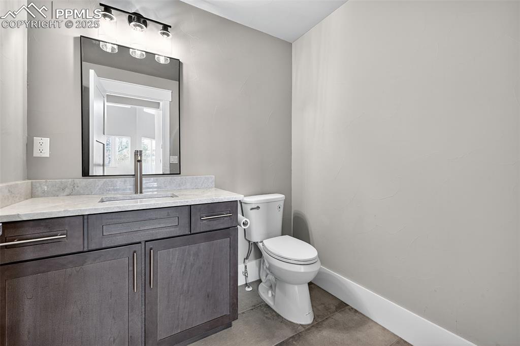 Image 15 of 50: Main level 1/2 bath