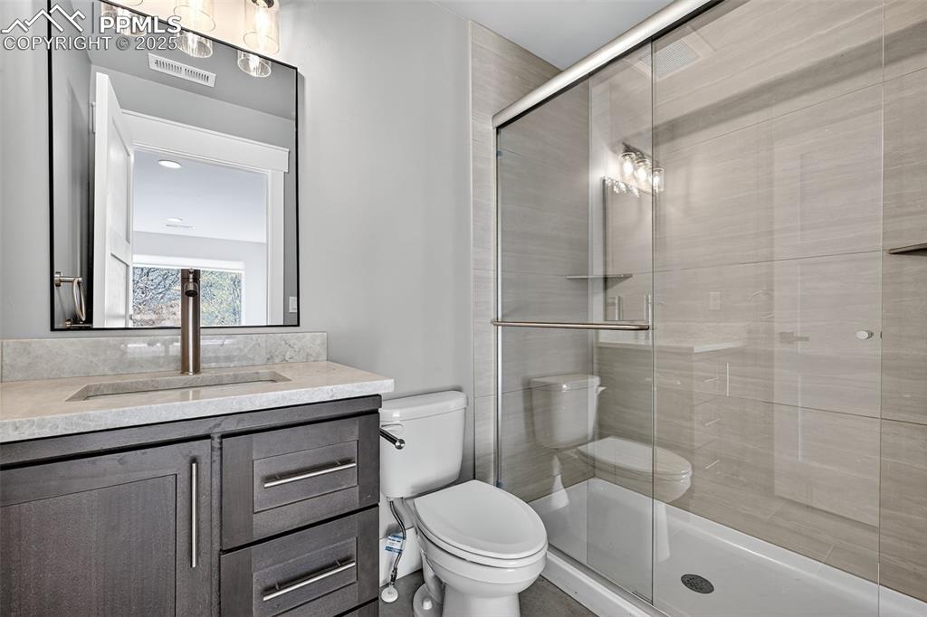 Image 25 of 50: Bathroom 3