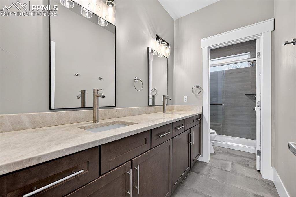 Image 28 of 50: Upper-Level Shared Bathroom