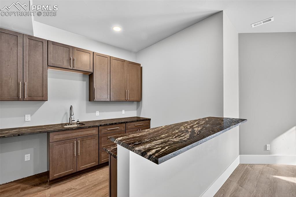 Image 39 of 50: Wet Bar