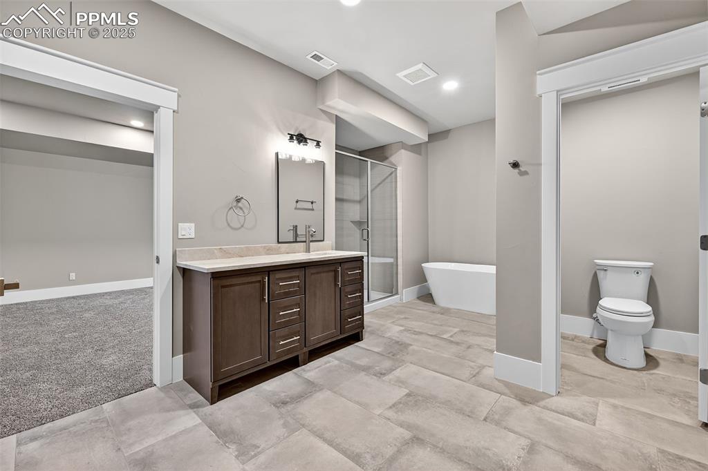 Image 44 of 50: Bathroom 6