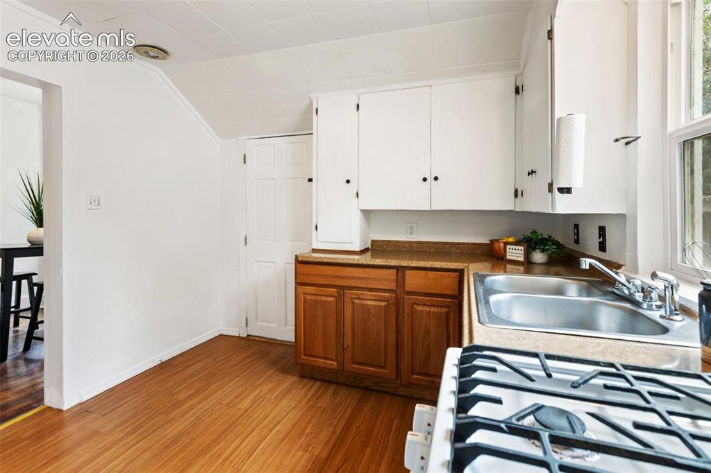 Image 17 of 38: Kitchen