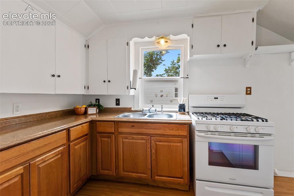 Image 18 of 38: Kitchen