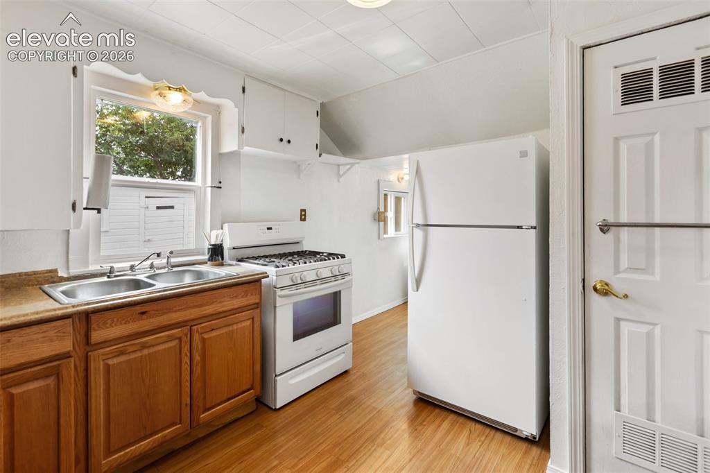 Image 19 of 38: Kitchen