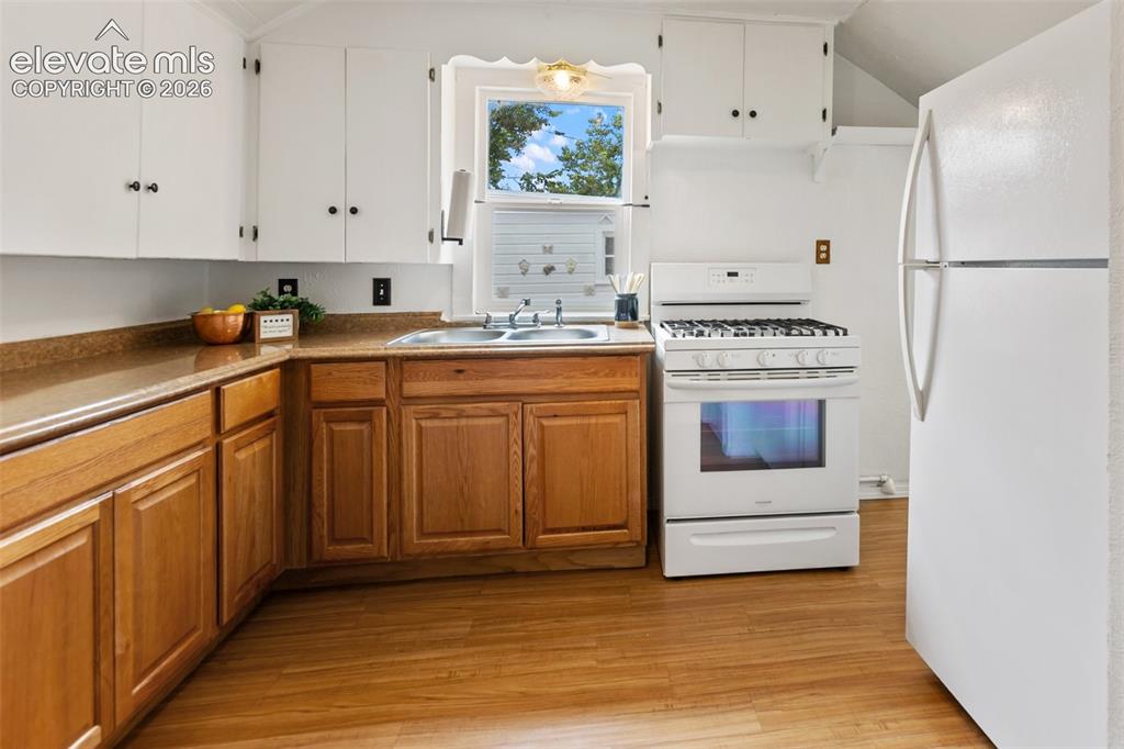 Image 20 of 38: Kitchen