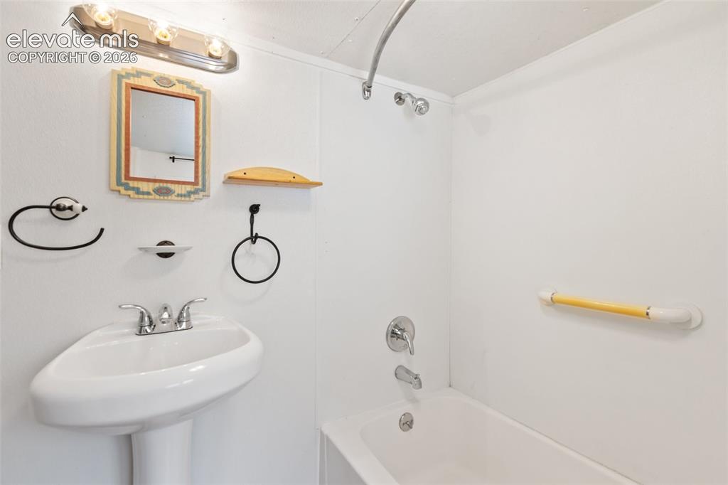 Image 21 of 38: Bathroom