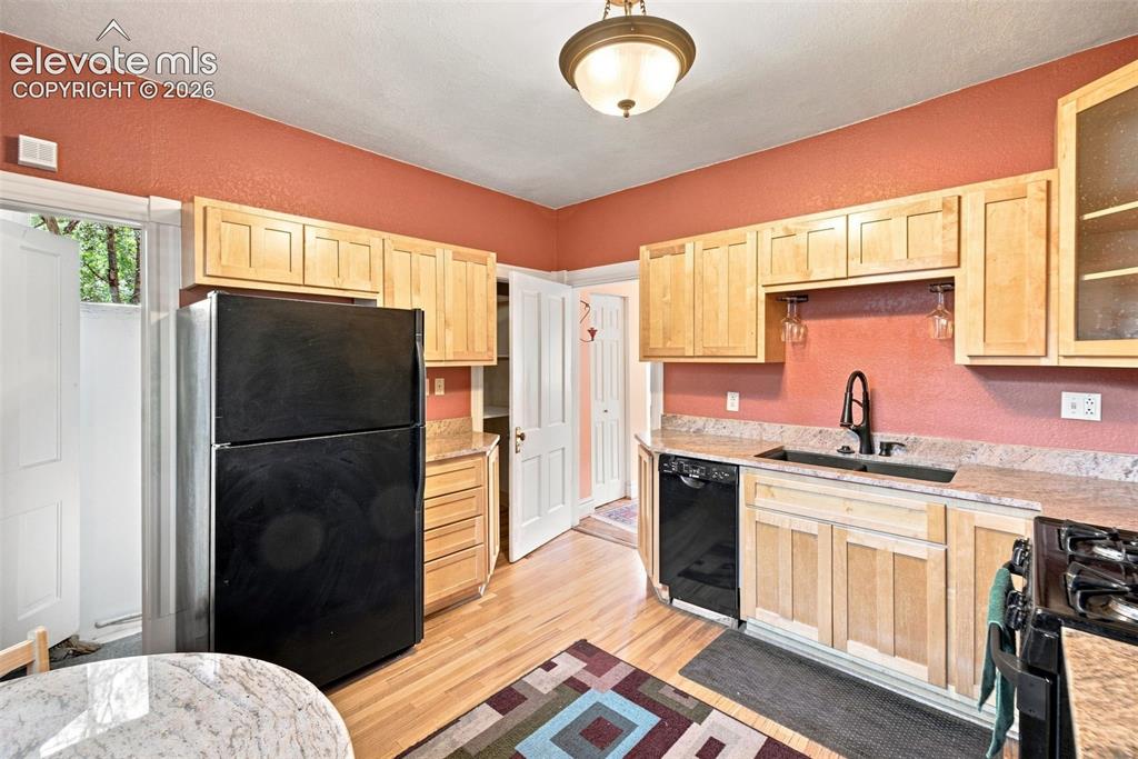 Image 13 of 47: Kitchen