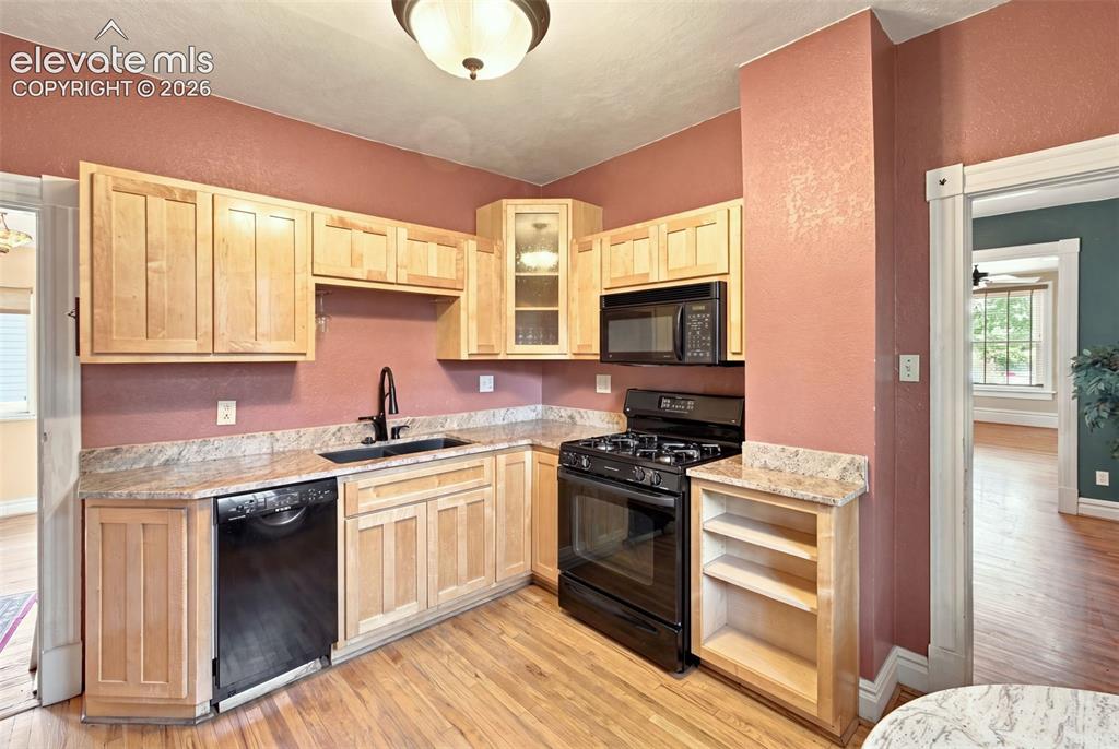 Image 14 of 47: Kitchen