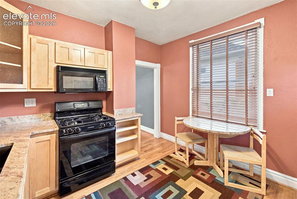 Image 16 of 47: Kitchen