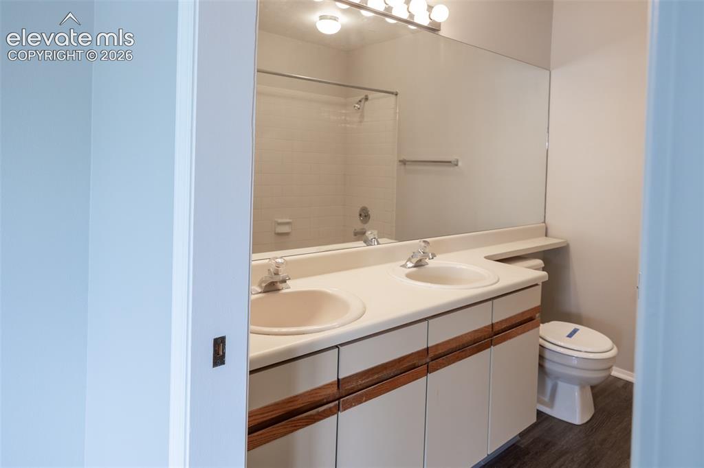 Image 16 of 22: Bathroom