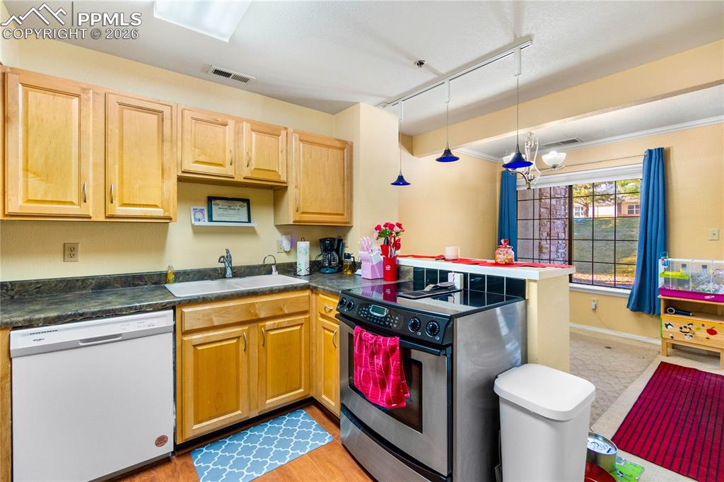 Image 15 of 37: Kitchen