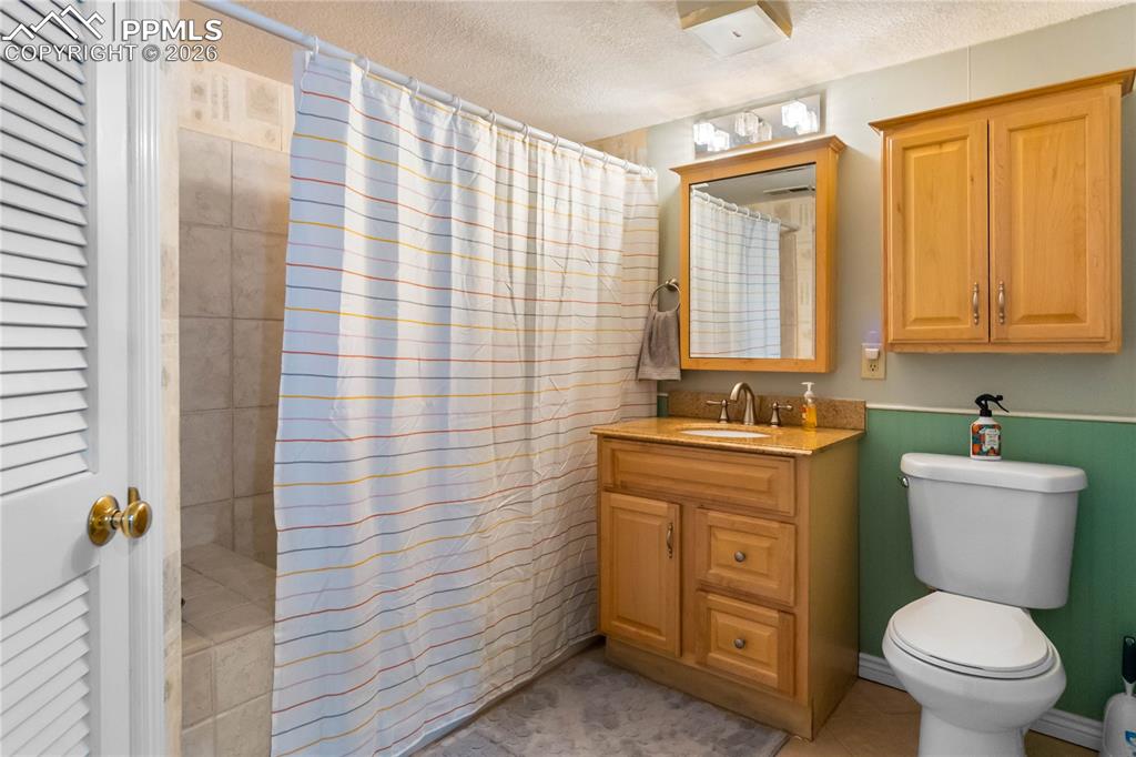 Image 23 of 37: Bathroom