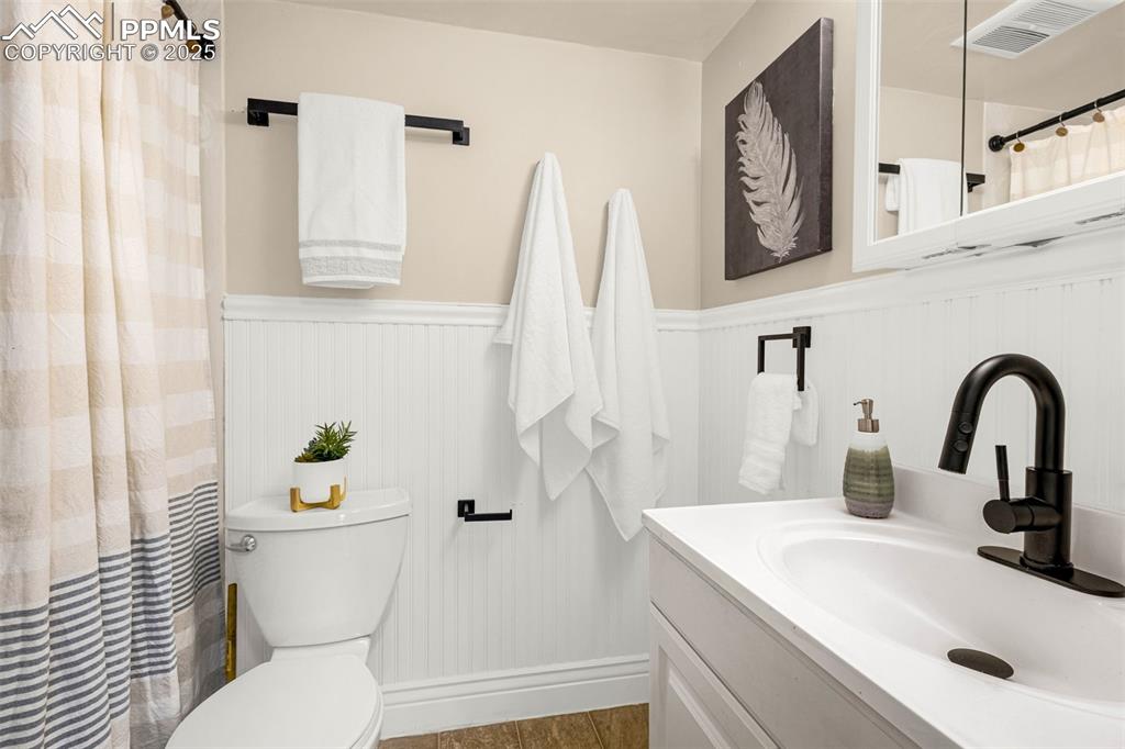 Image 10 of 14: Second bath has new vanity and hardware with a Tub/Shower combo