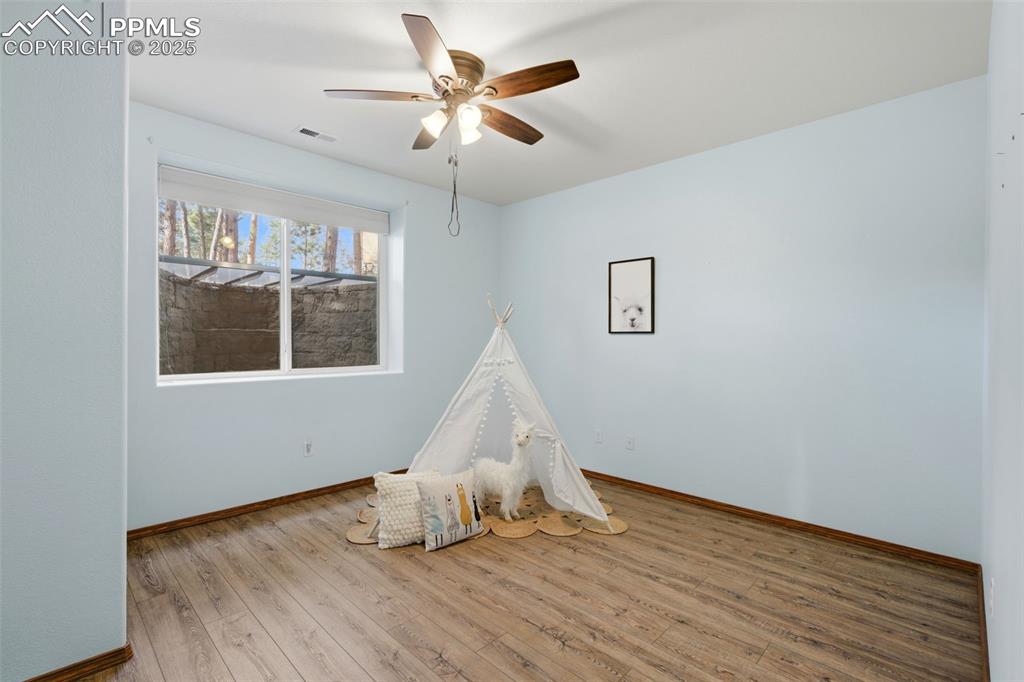 Image 18 of 48: Bedroom