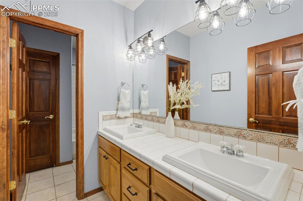 Image 20 of 48: Bathroom