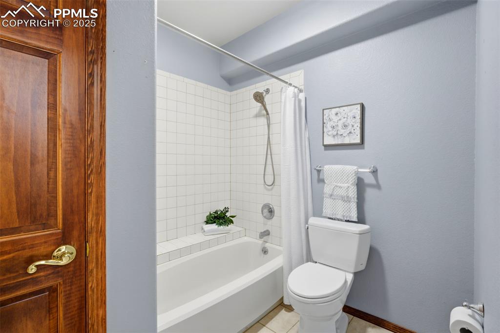 Image 21 of 48: Bathroom