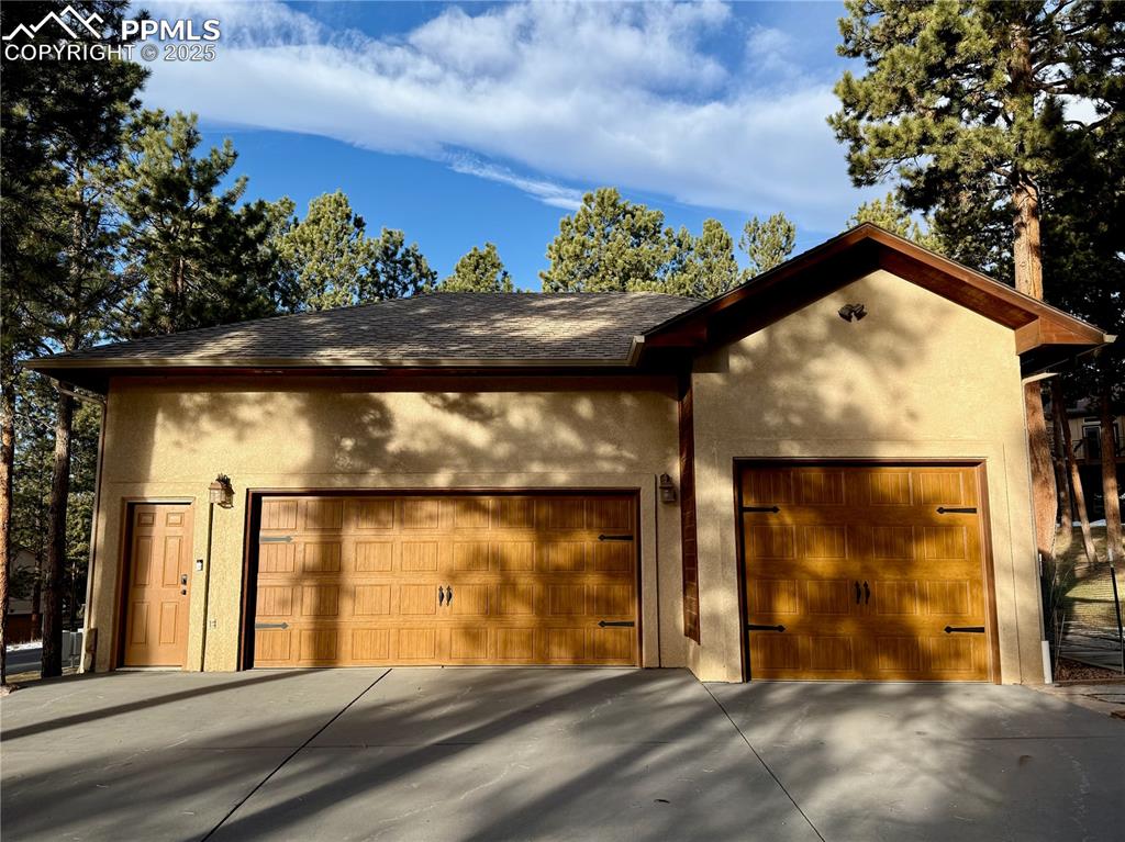 Image 43 of 48: Garage