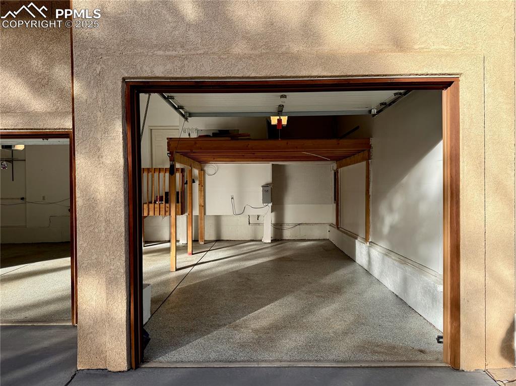 Image 44 of 48: Garage