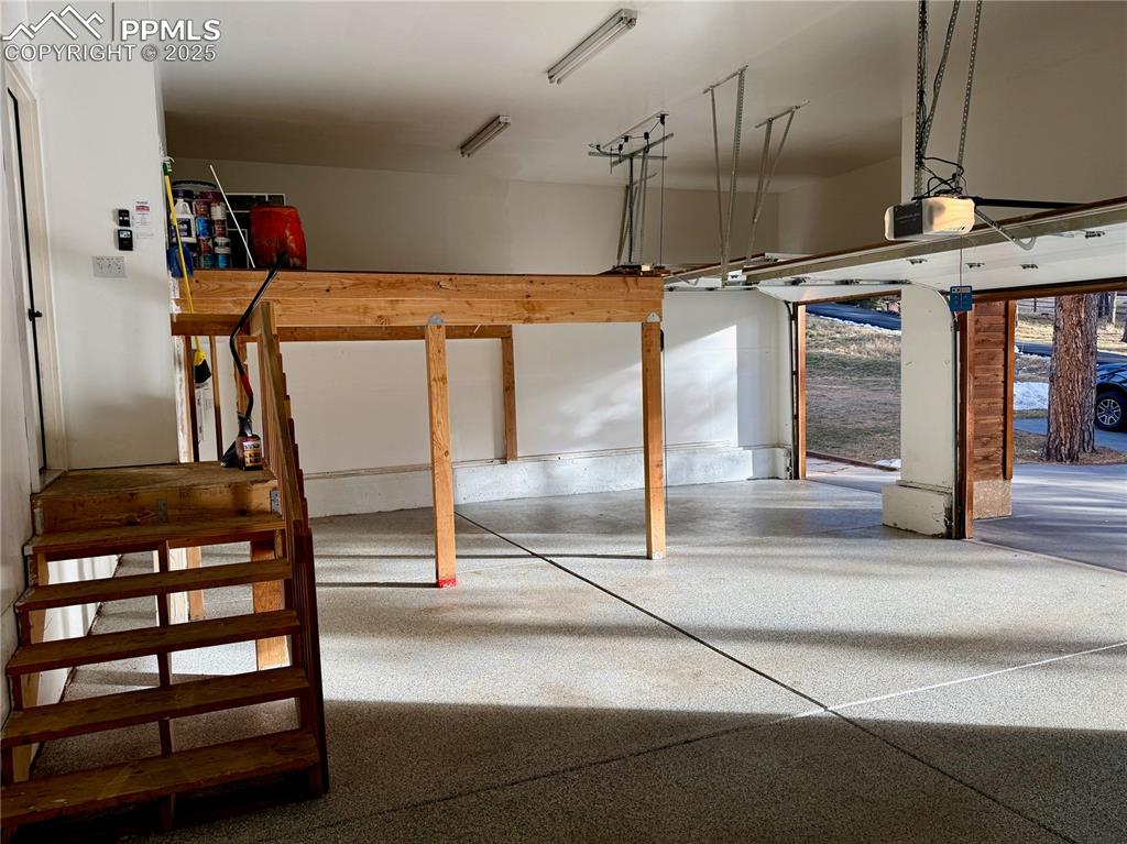 Image 46 of 48: Garage