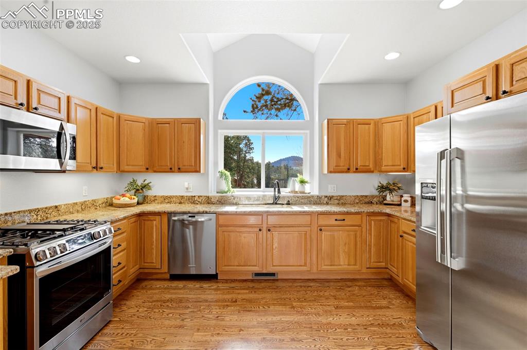 Image 9 of 48: Kitchen