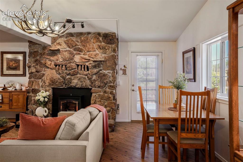 Image 19 of 48: Dining Area