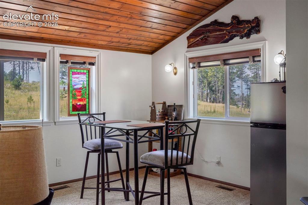 Image 21 of 48: Dining Area