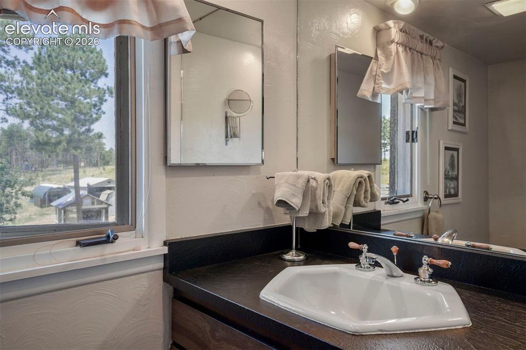 Image 34 of 48: Bathroom