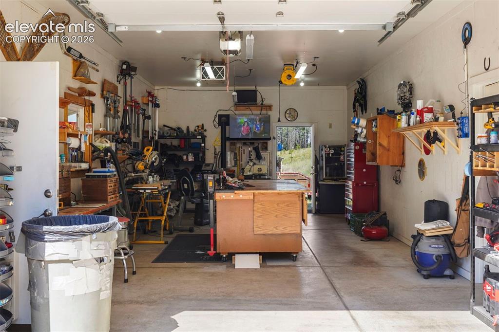 Image 39 of 48: Garage