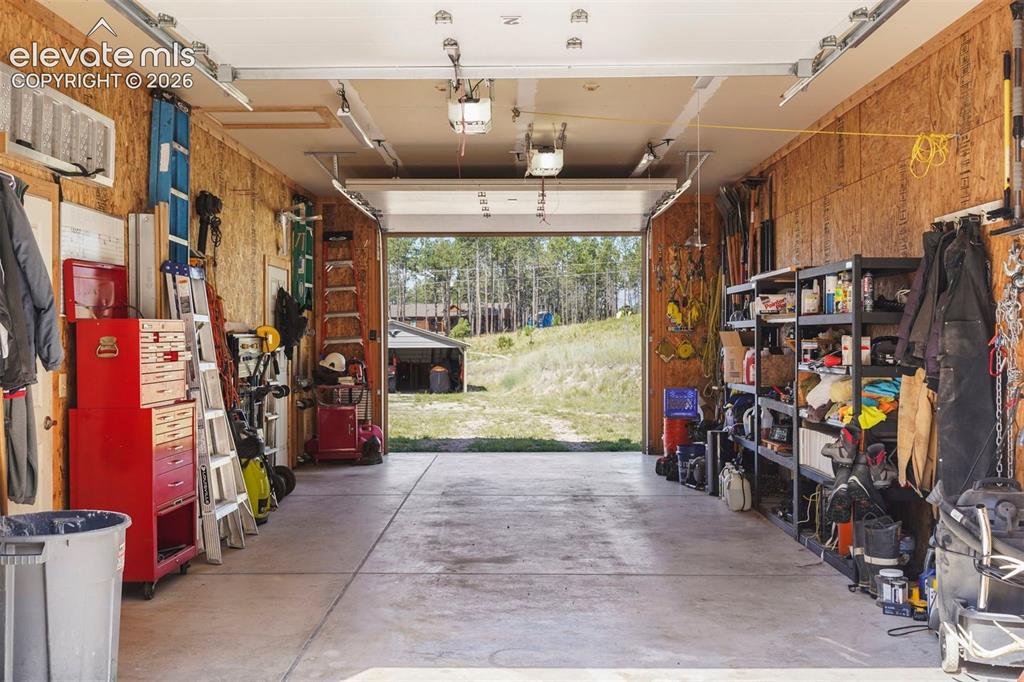 Image 40 of 48: Garage