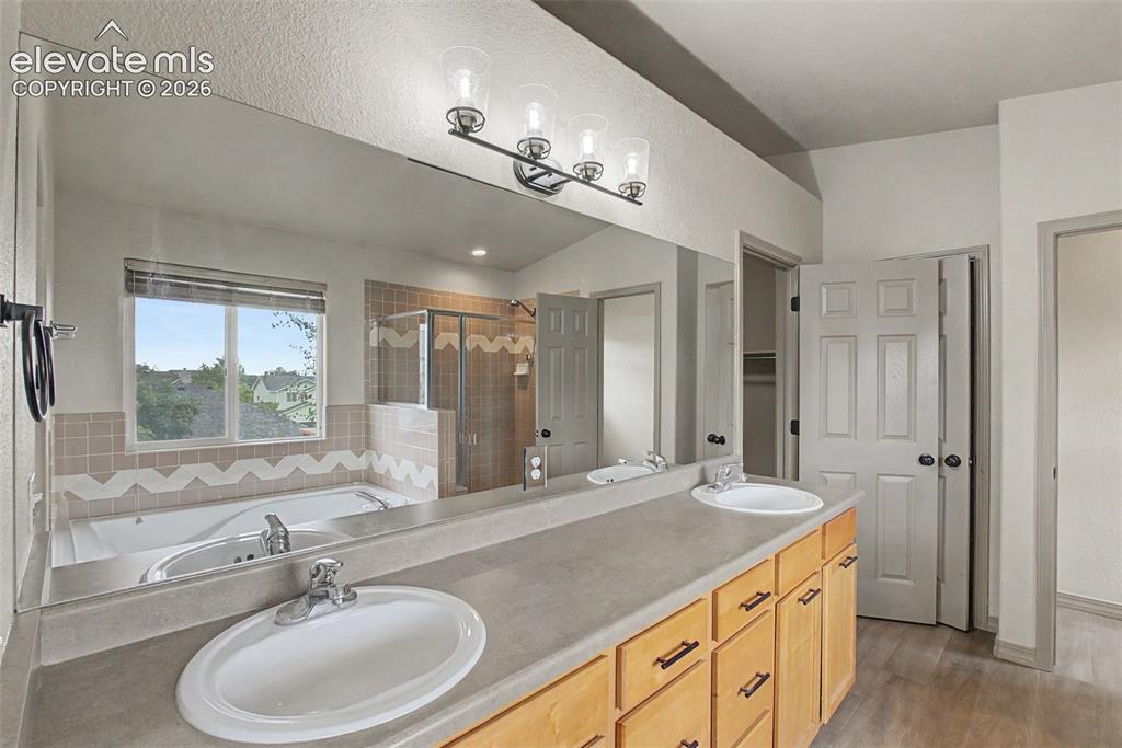 Image 14 of 40: Kitchen