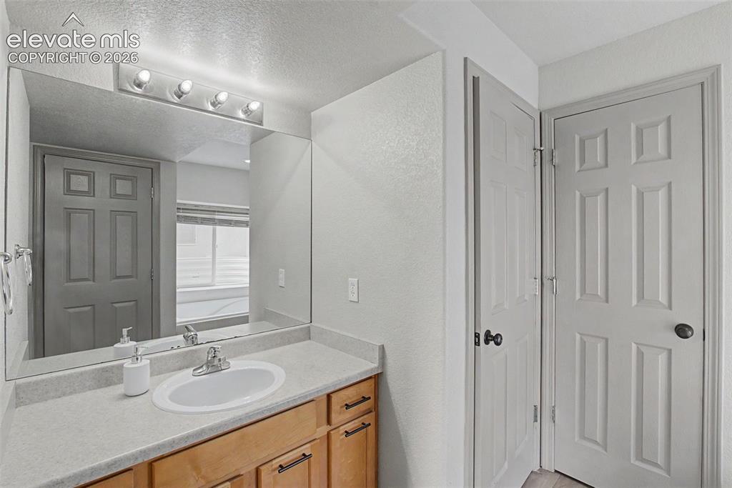 Image 18 of 40: Bathroom