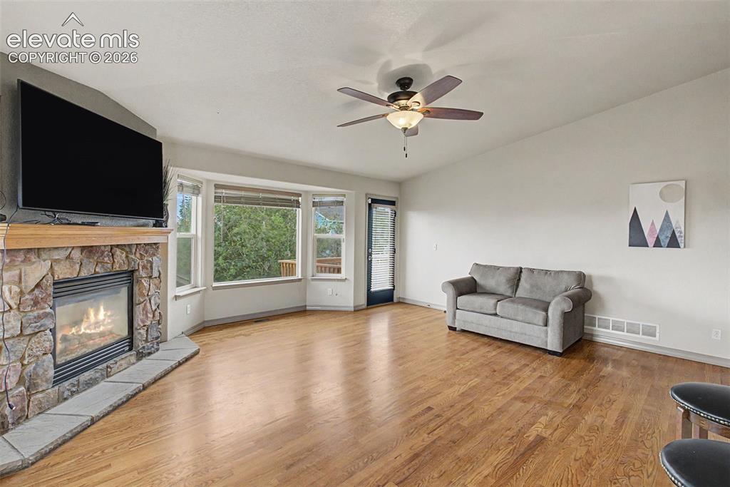 Image 4 of 40: Dining Area
