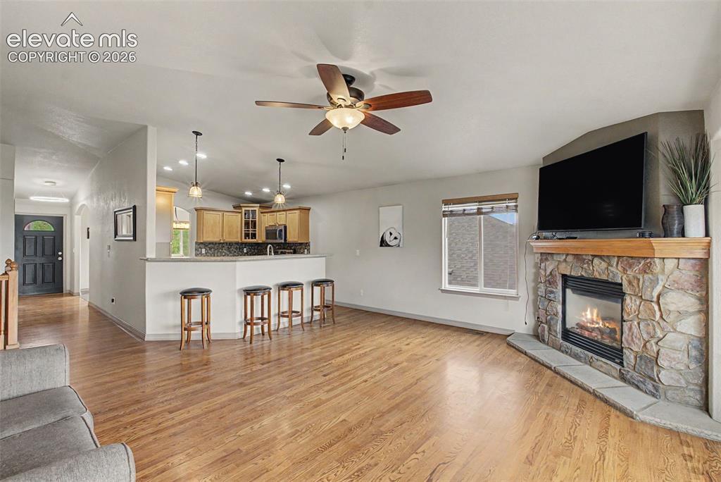 Image 6 of 40: Kitchen