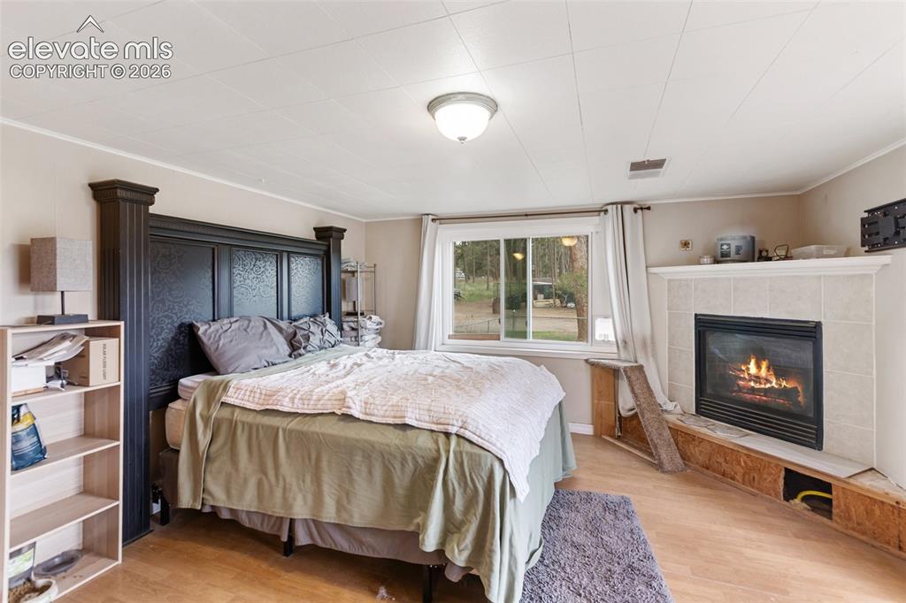 Image 18 of 27: Bedroom 
